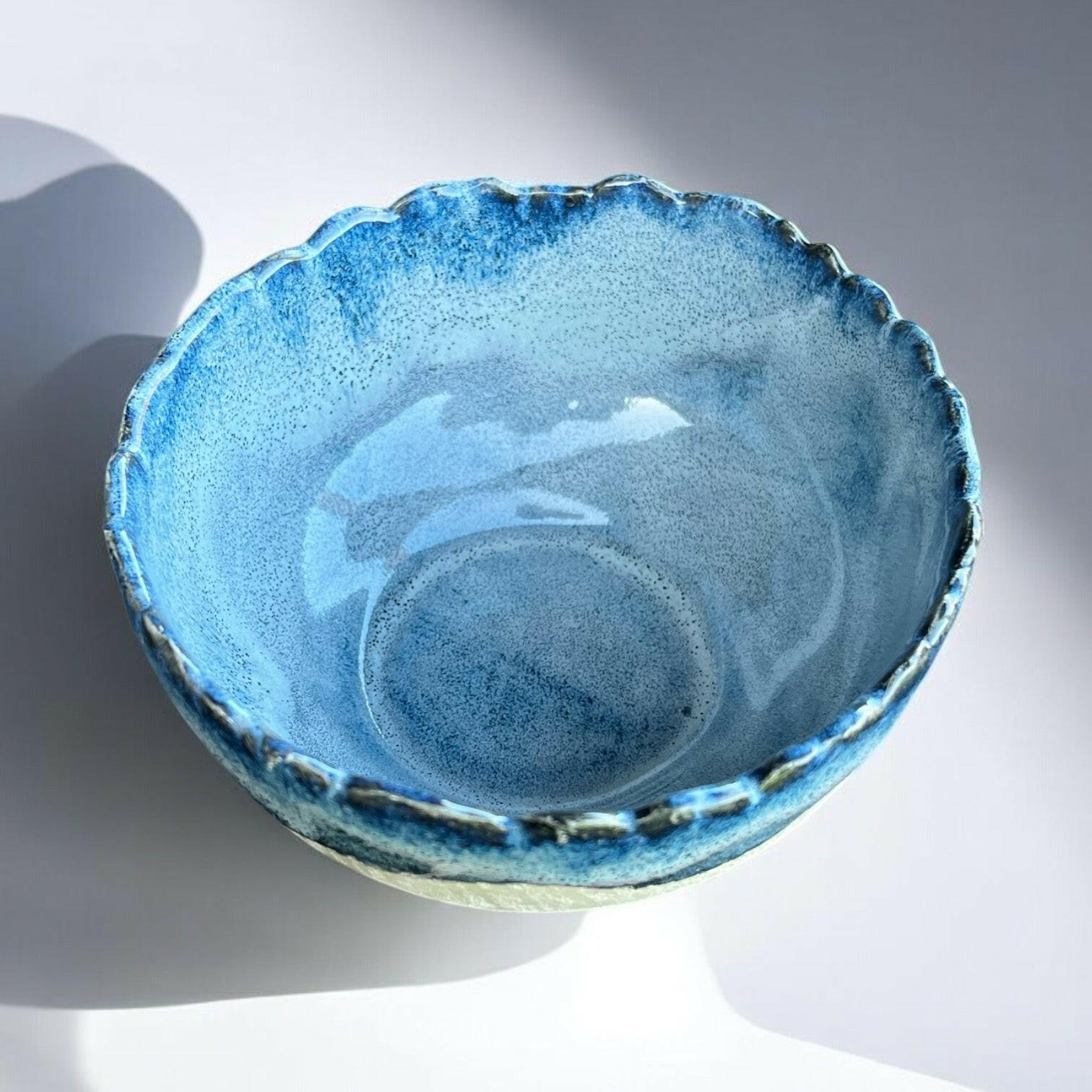 Bol artisanal en céramique avec glaçure inspirée de la mer