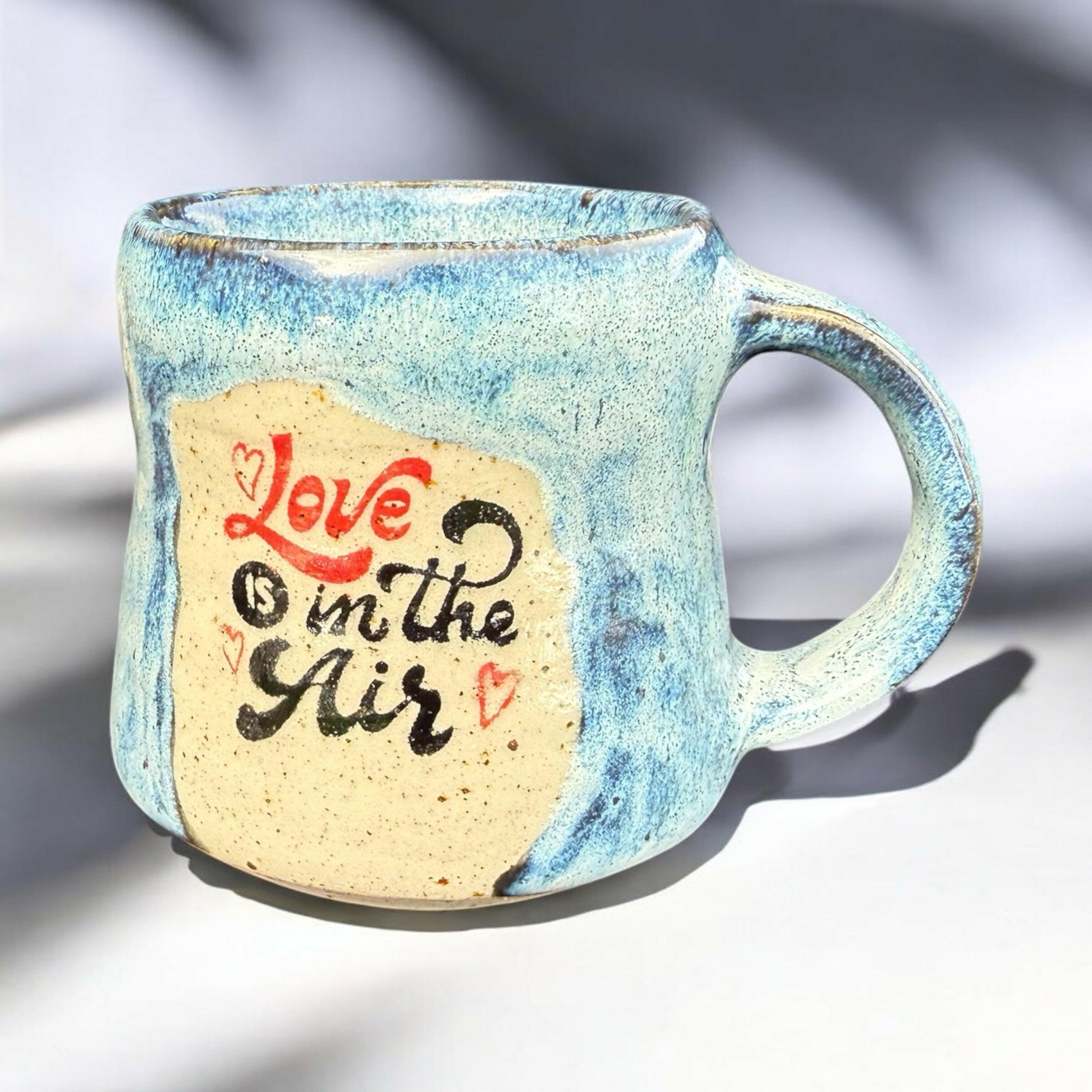 Handgemaakte keramische mok met Love in the Air-ontwerp - hemelsblauwe geglazuurde steengoedbeker, handgemaakte koffie- en theemok, vaatwasserbestendig, ovengebakken, ambachtelijk cadeau