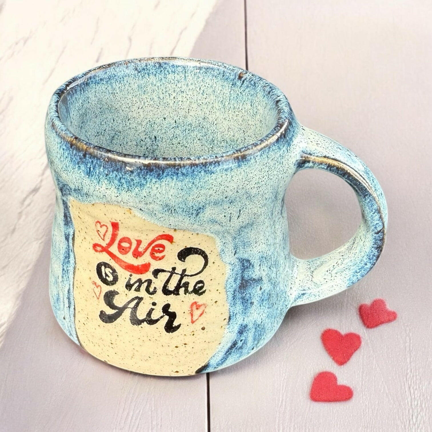 Handgemaakte keramische mok met Love in the Air-ontwerp - hemelsblauwe geglazuurde steengoedbeker, handgemaakte koffie- en theemok, vaatwasserbestendig, ovengebakken, ambachtelijk cadeau