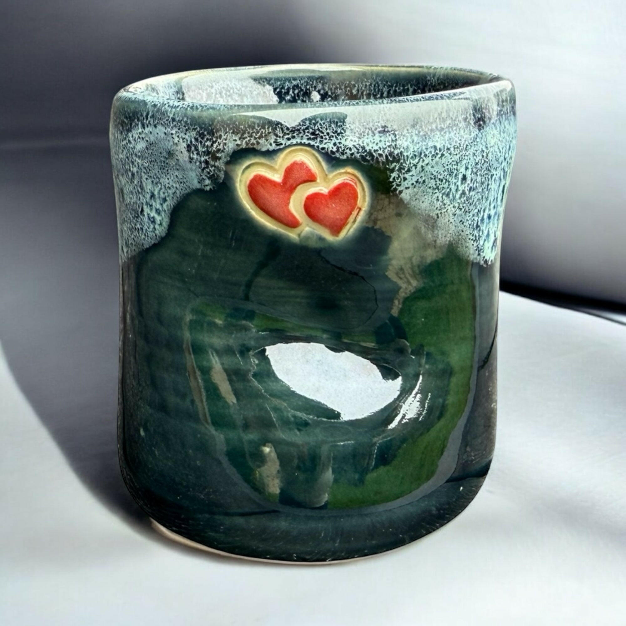 Tasse faite à la main avec des cœurs