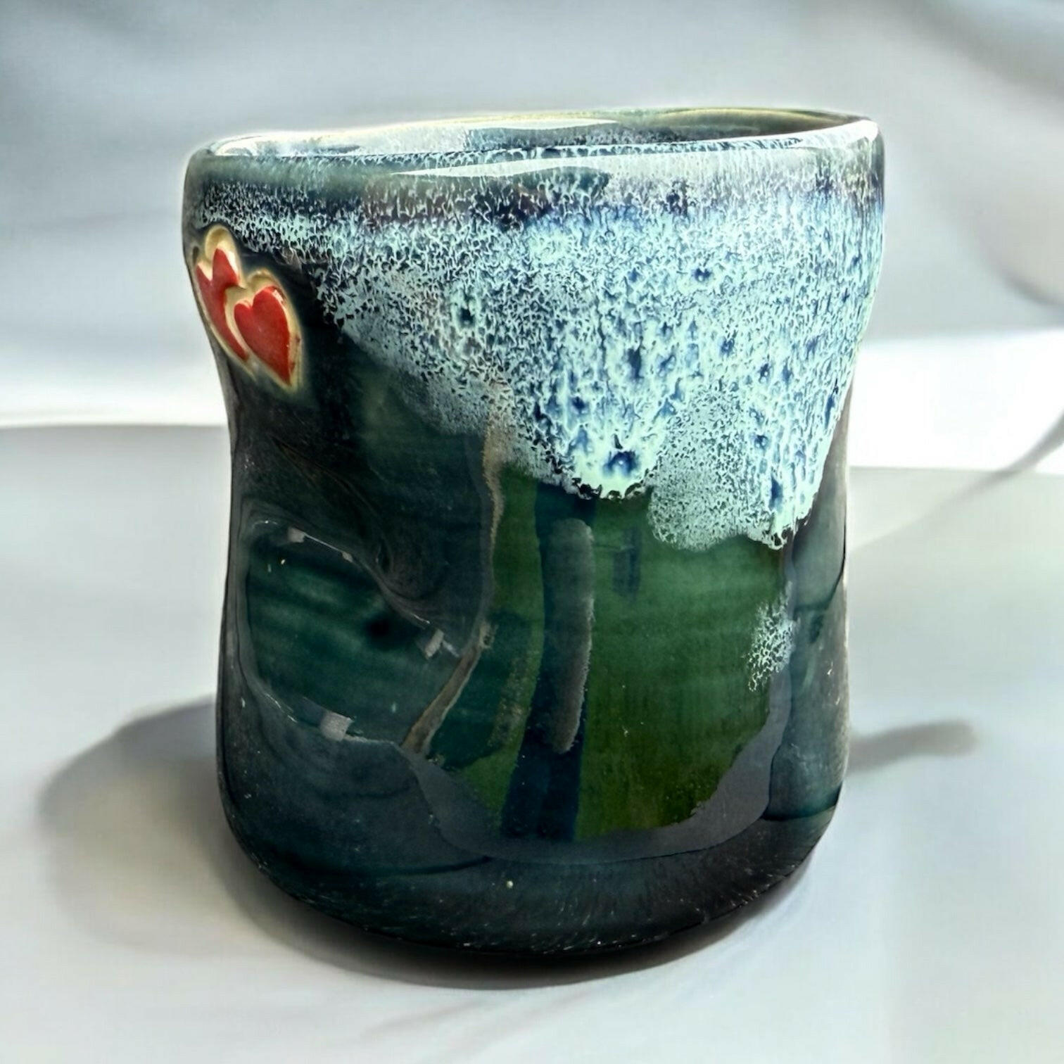 Tasse faite à la main avec des cœurs